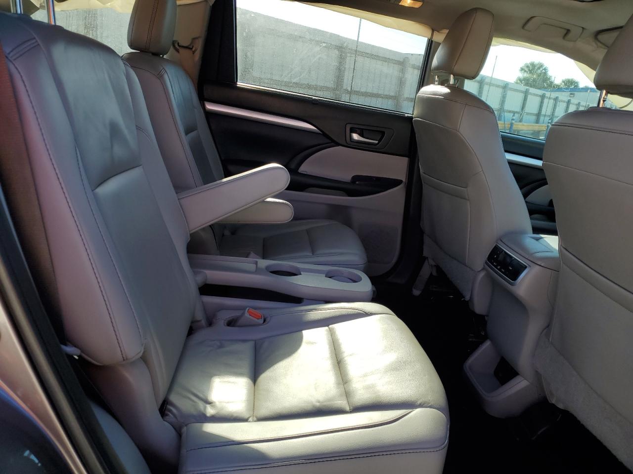 2019 Toyota Highlander - Image 11