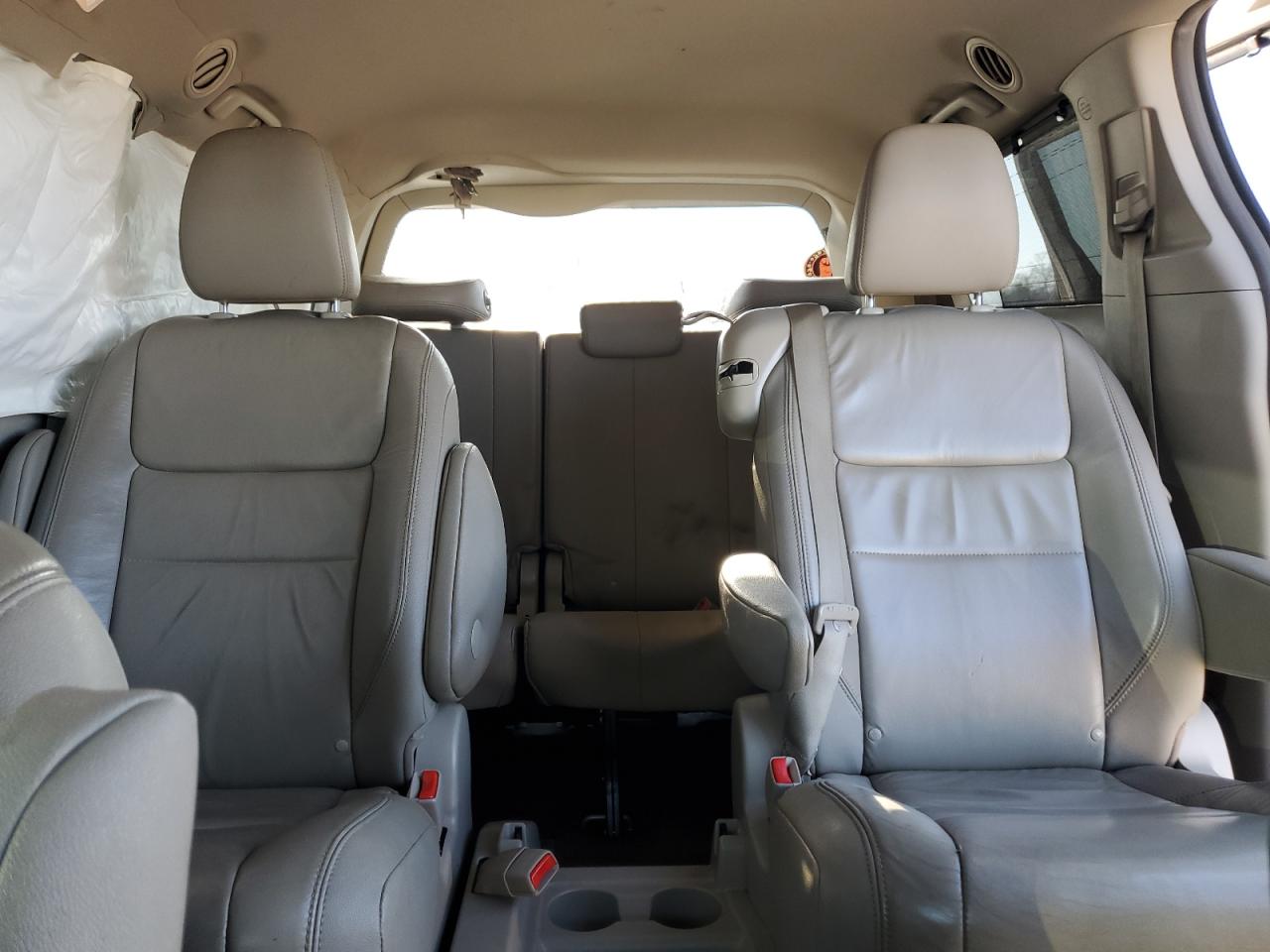 2015 Toyota Sienna - Image 10