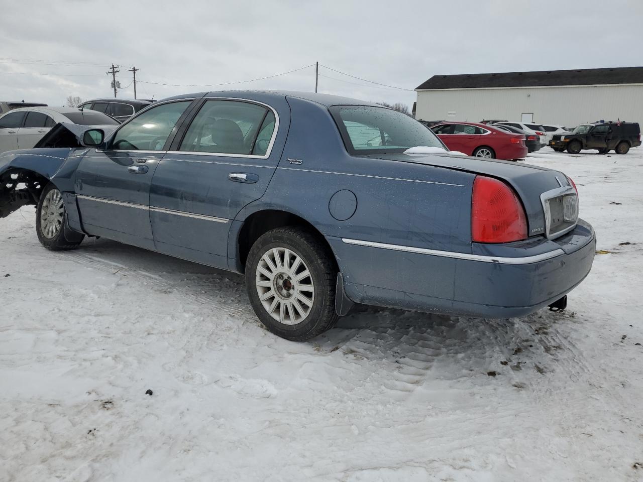 2005 Lincoln Town Car - Image 2