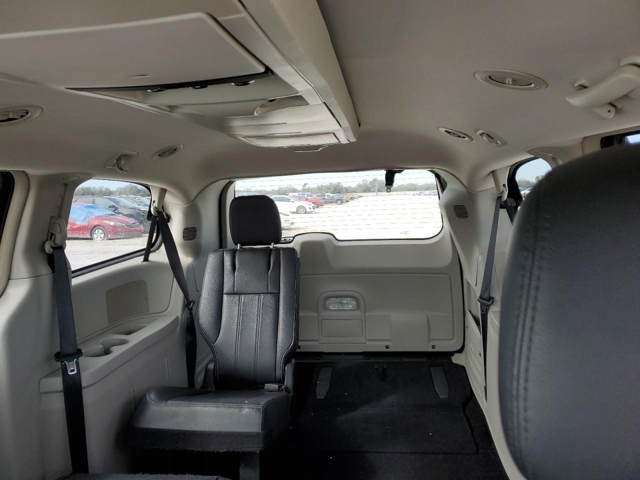 2016 Chrysler Town & Country - Image 10