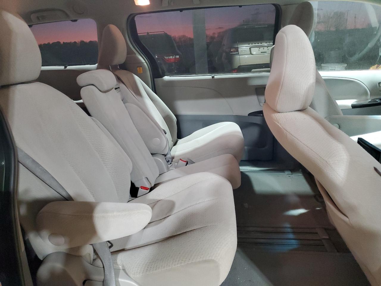 2012 Toyota Sienna - Image 10