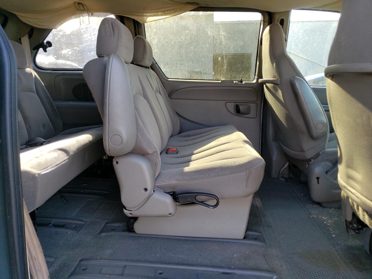 2003 Chrysler Voyager - Image 11