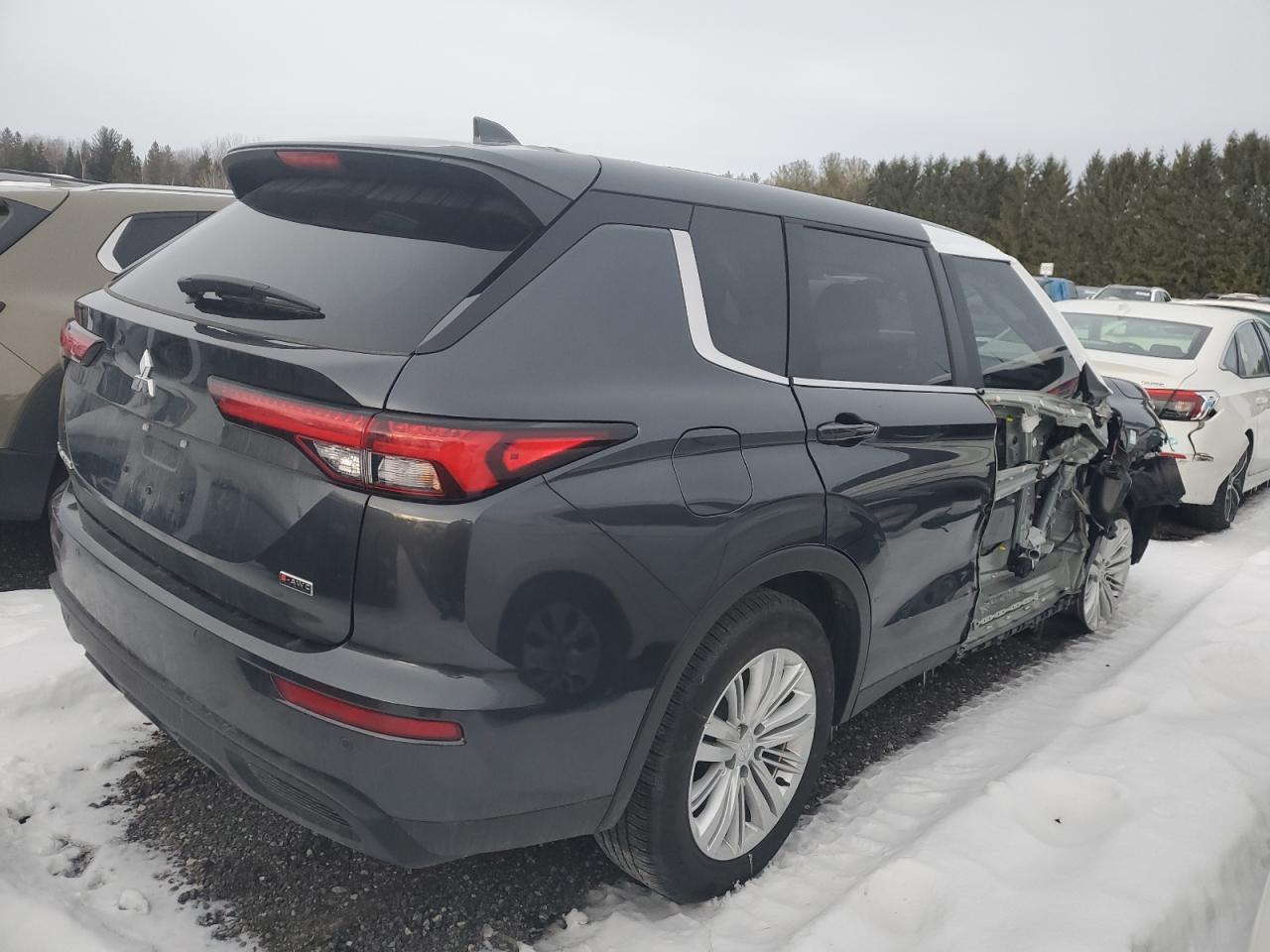 2024 Mitsubishi Outlander - Image 3
