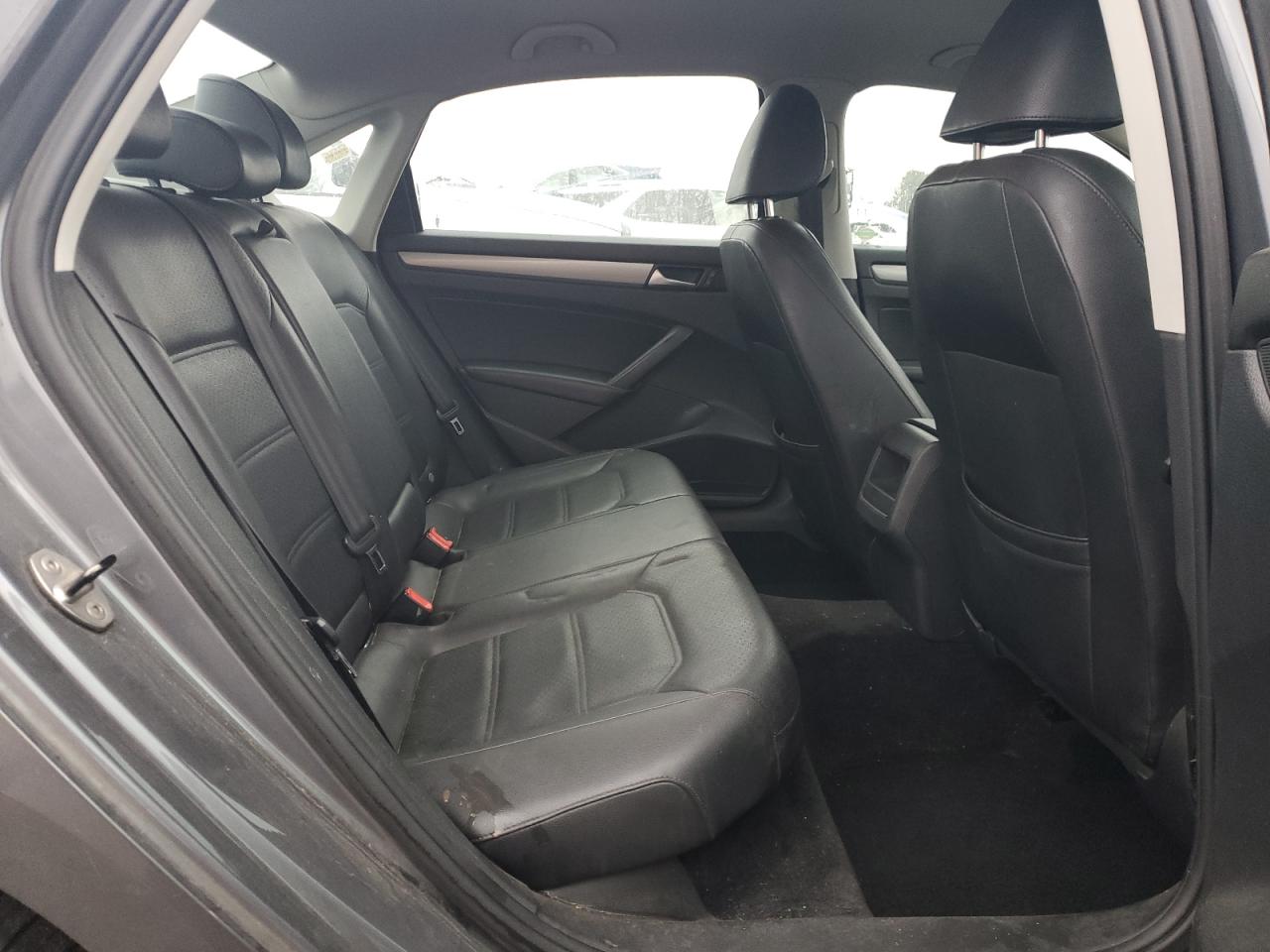 2014 Volkswagen Passat - Image 10
