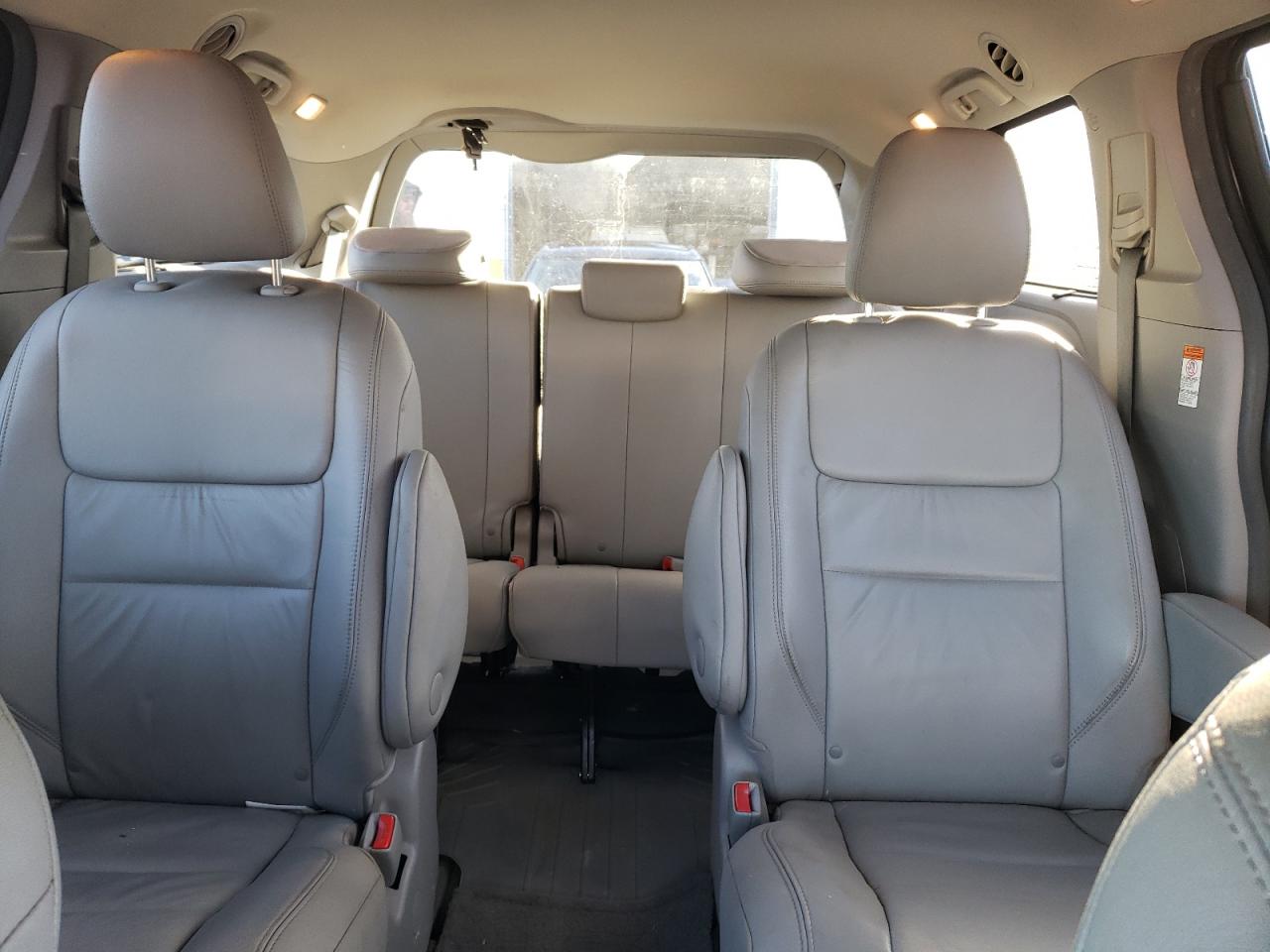 2015 Toyota Sienna - Image 10