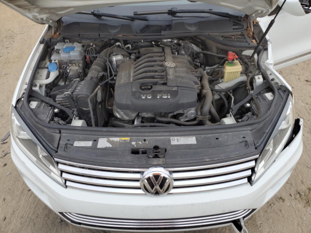 2017 Volkswagen Touareg - Image 12