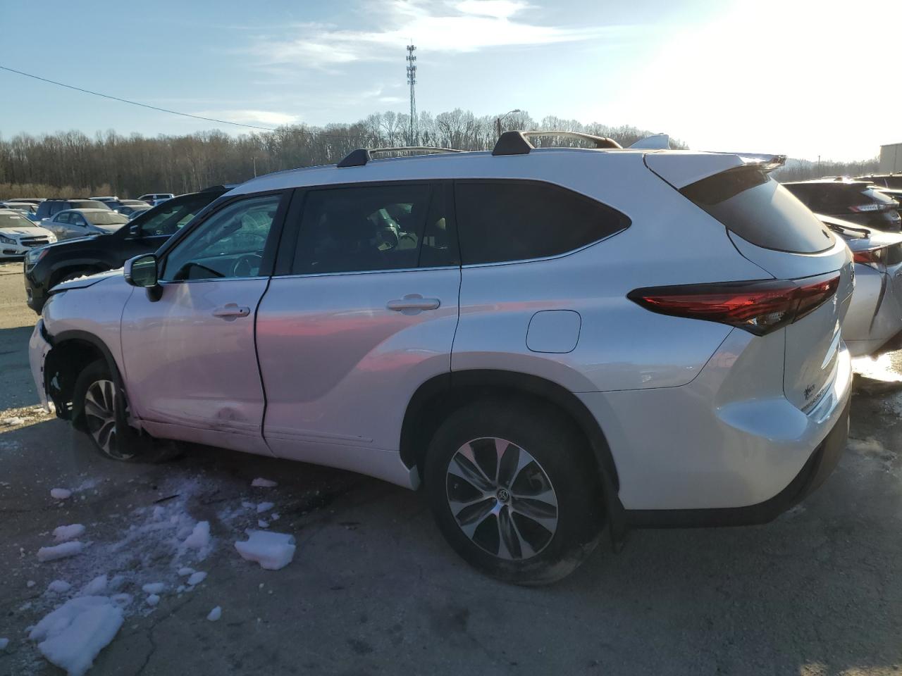 2022 Toyota Highlander - Image 2