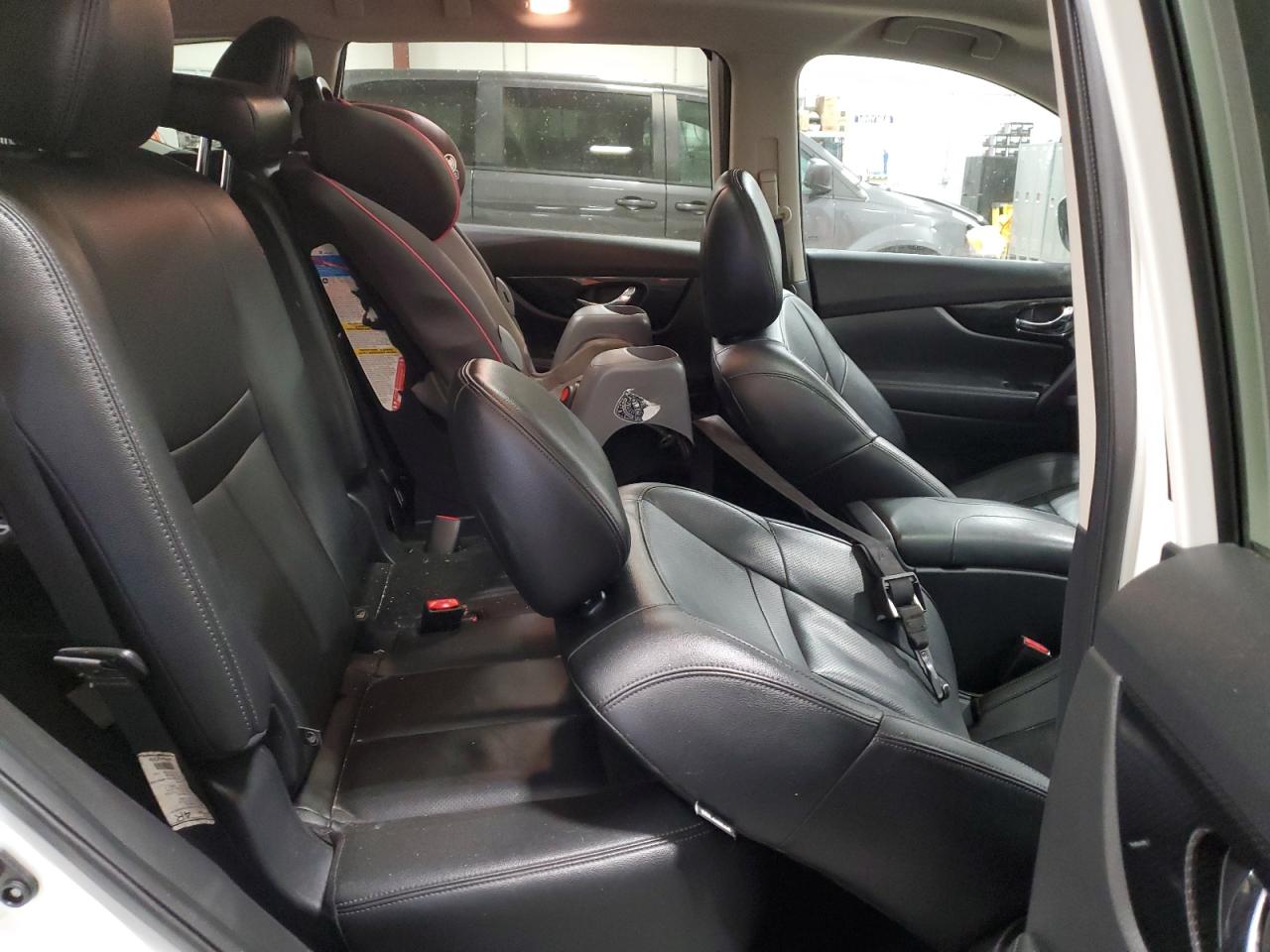 2017 Nissan Rogue - Image 10