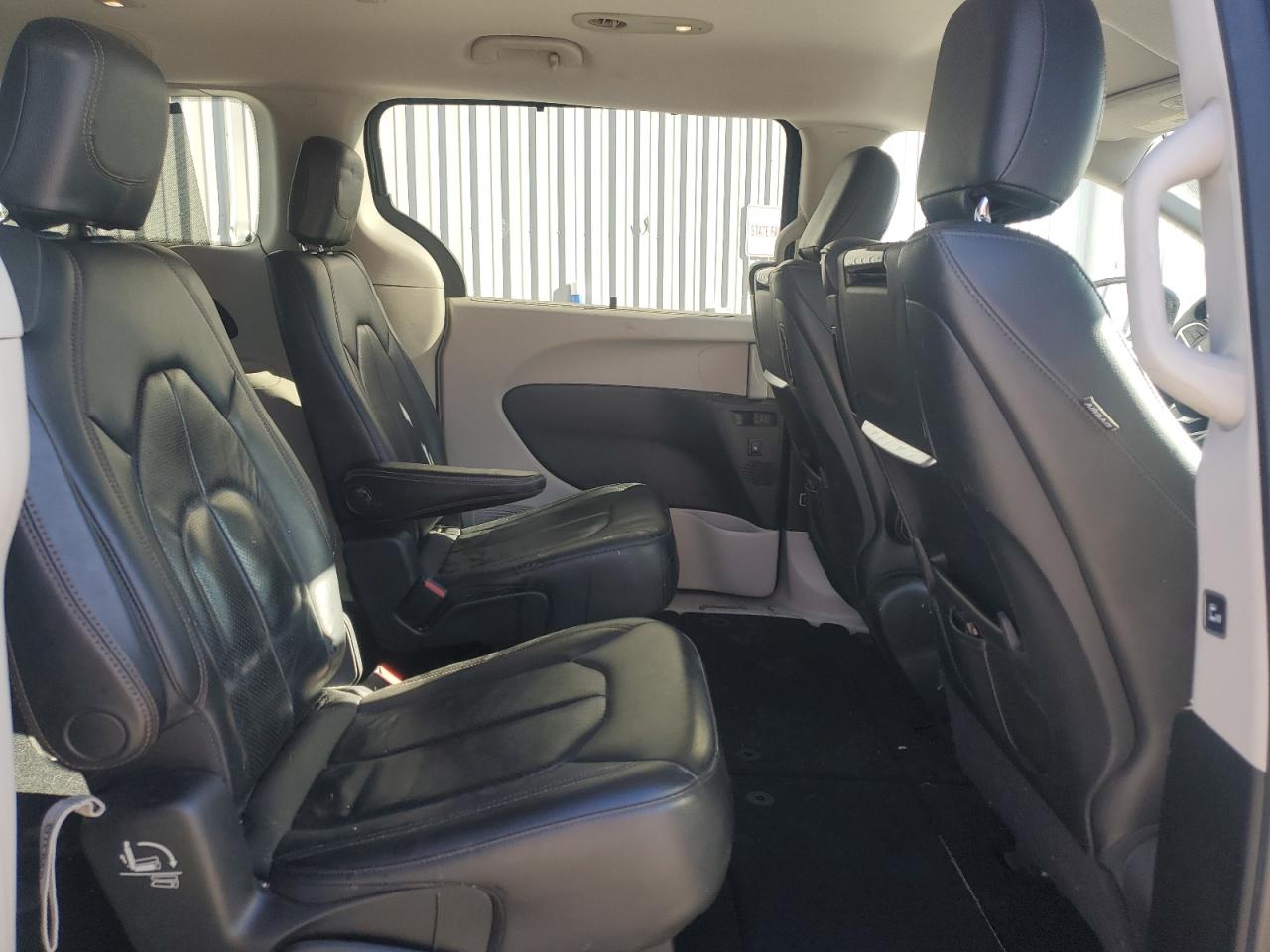 2017 Chrysler Pacifica - Image 11