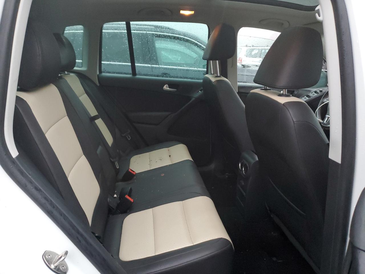 2017 Volkswagen Tiguan - Image 11