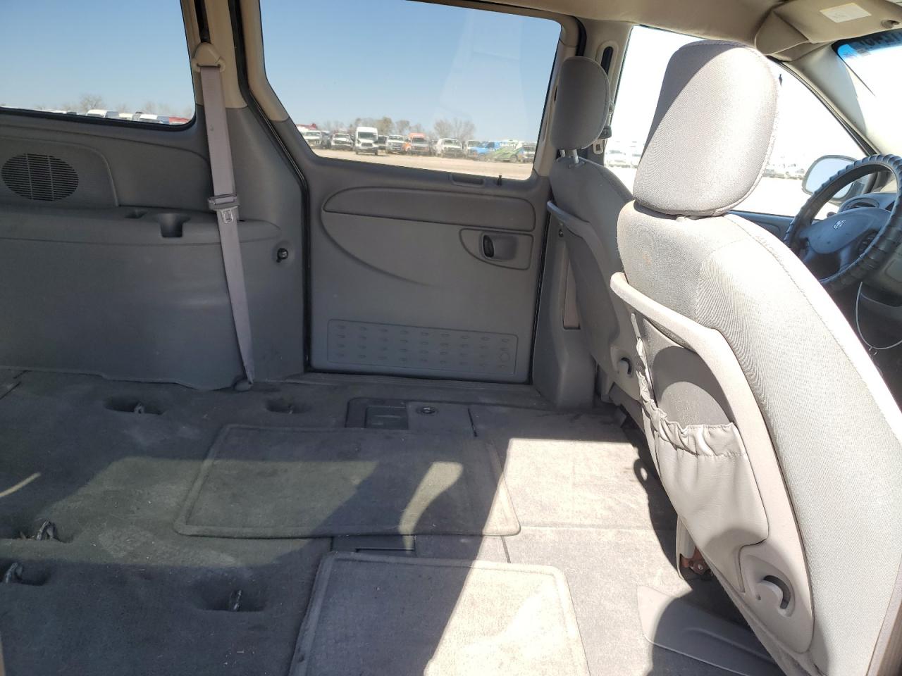 2005 Dodge Caravan - Image 11