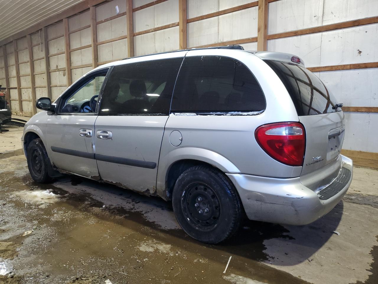 2005 Chrysler Town & Country - Image 2
