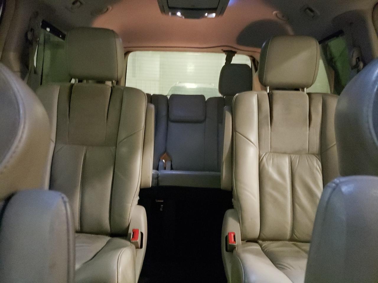 2012 Chrysler Town & Country - Image 10