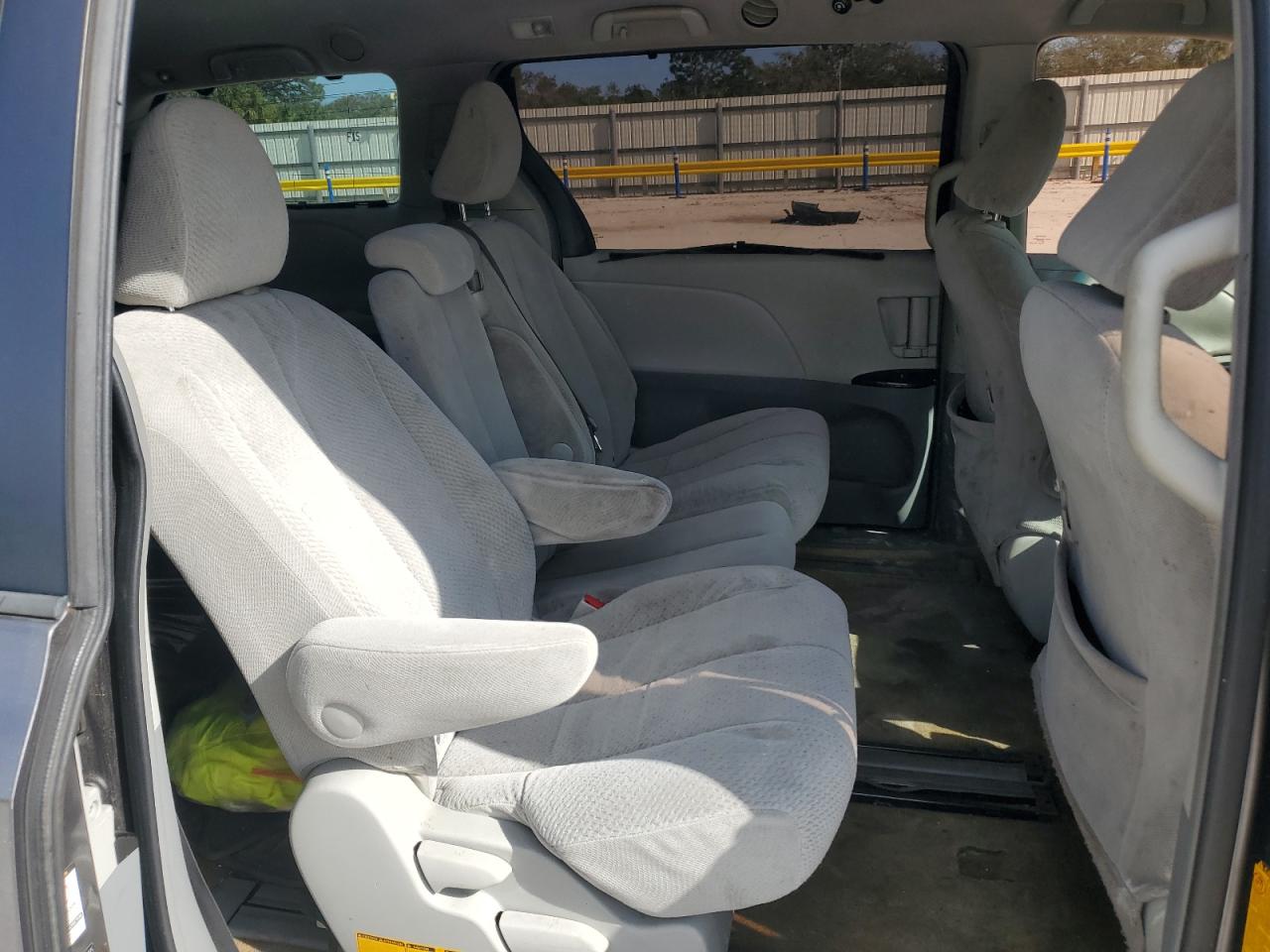 2011 Toyota Sienna - Image 11