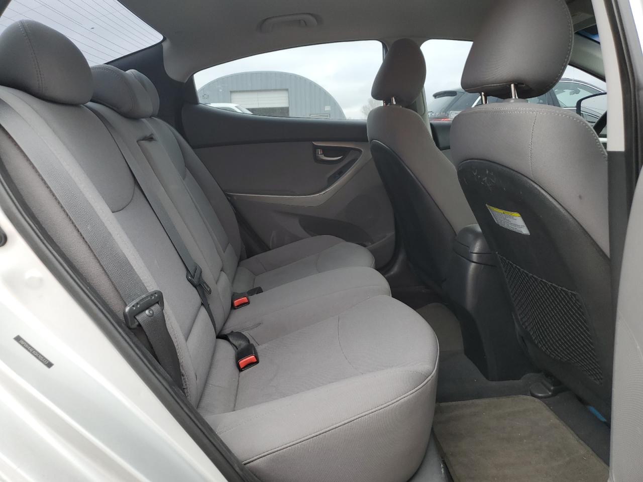 2016 Hyundai Elantra - Image 10