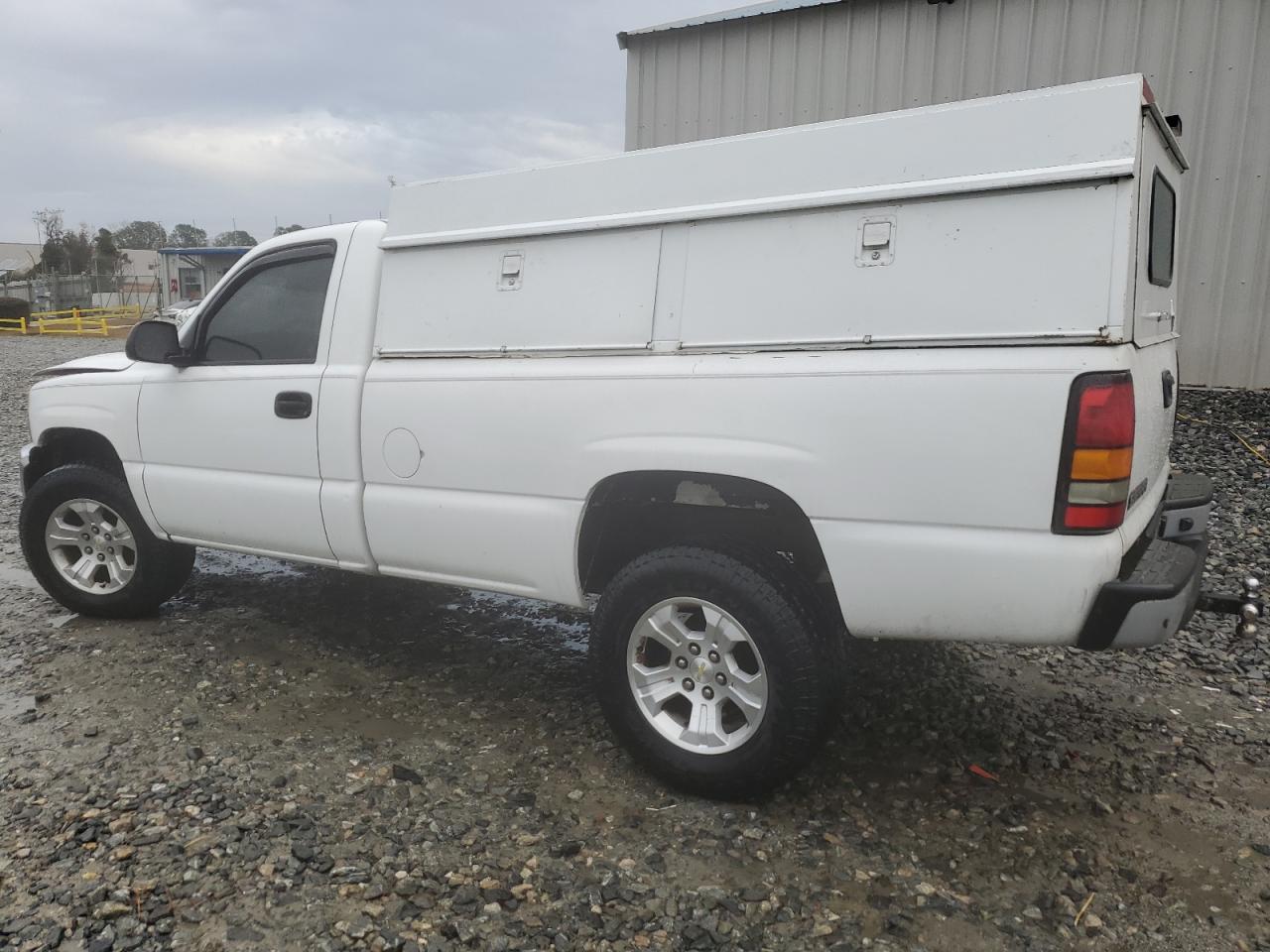 2005 GMC Sierra - Image 2