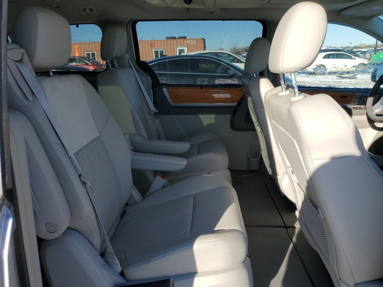 2010 Chrysler Town & Country - Image 12