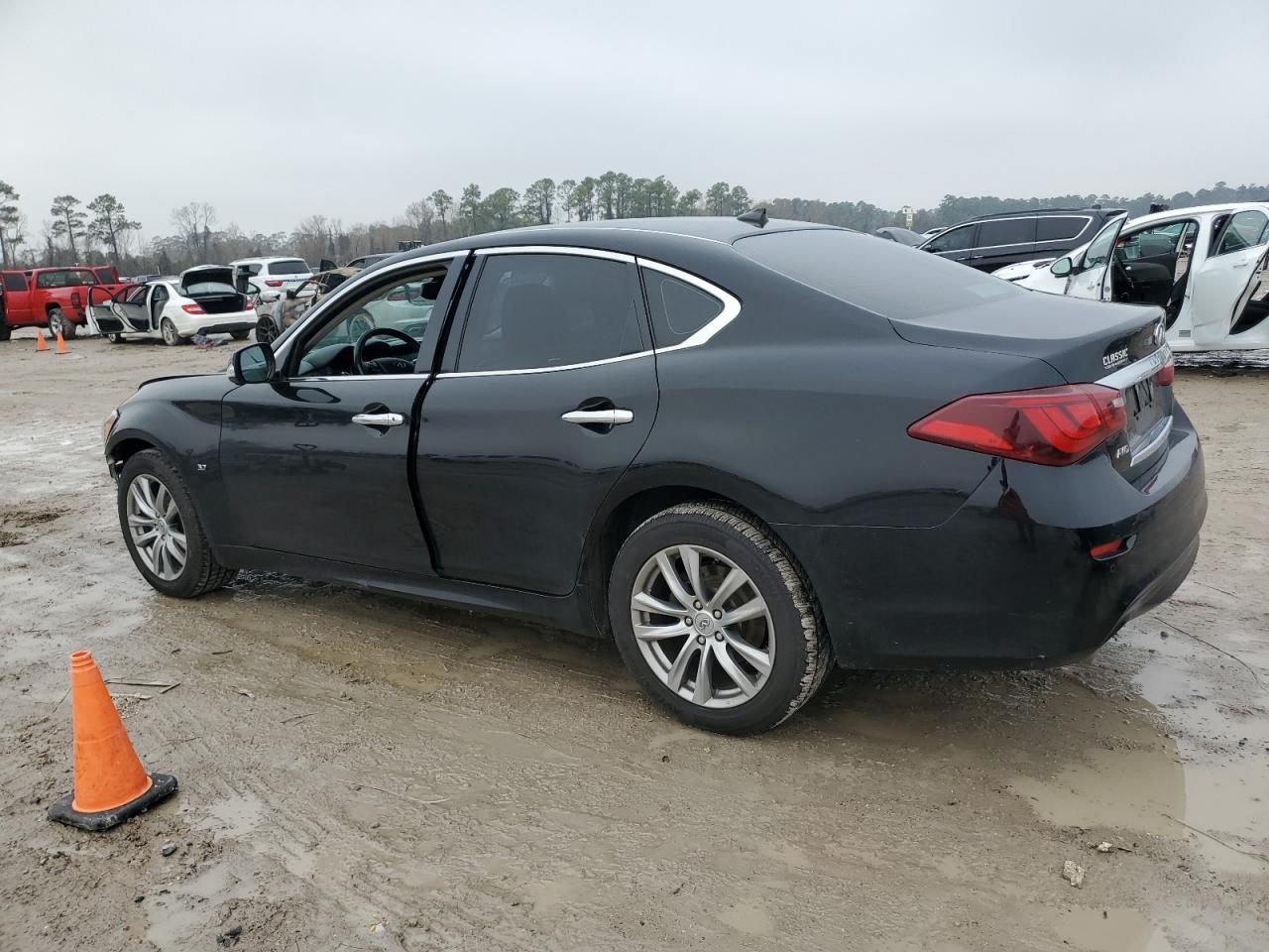 2018 Infiniti Q70 - Image 2