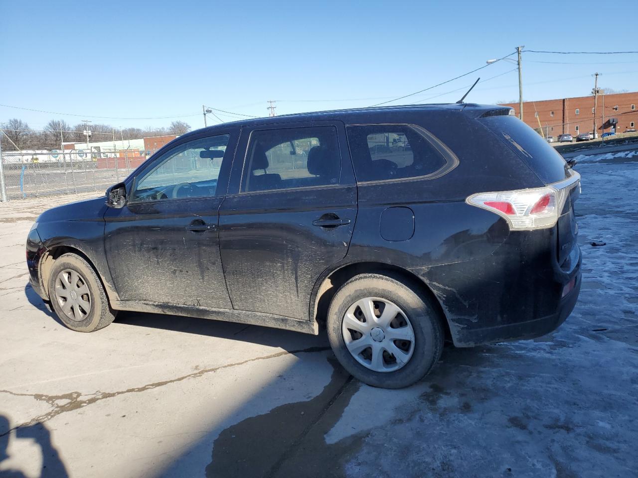 2014 Mitsubishi Outlander - Image 2