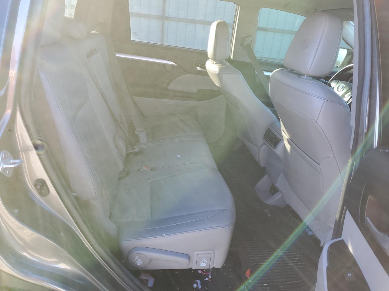 2017 Toyota Highlander - Image 11