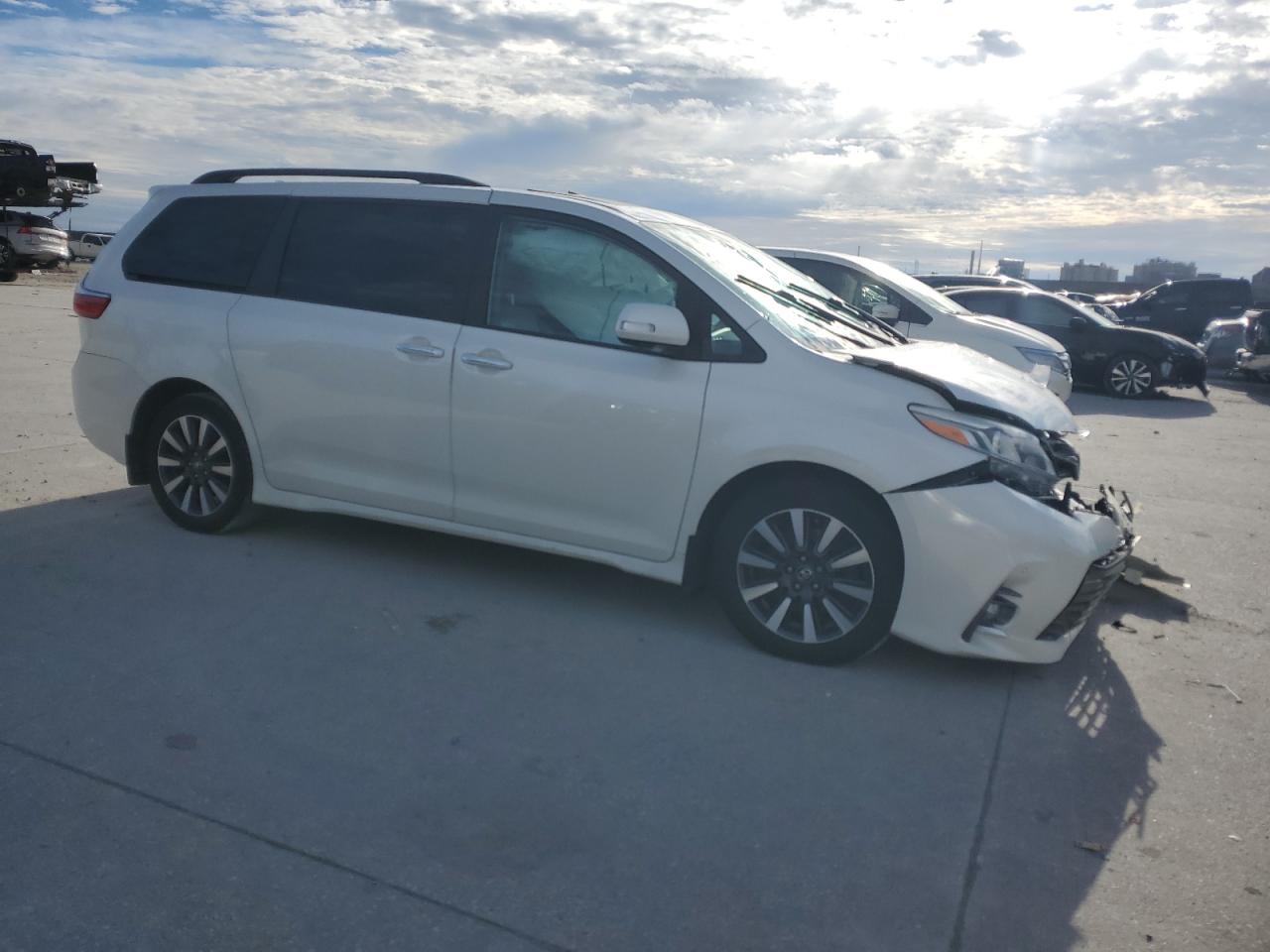 2019 Toyota Sienna - Image 4