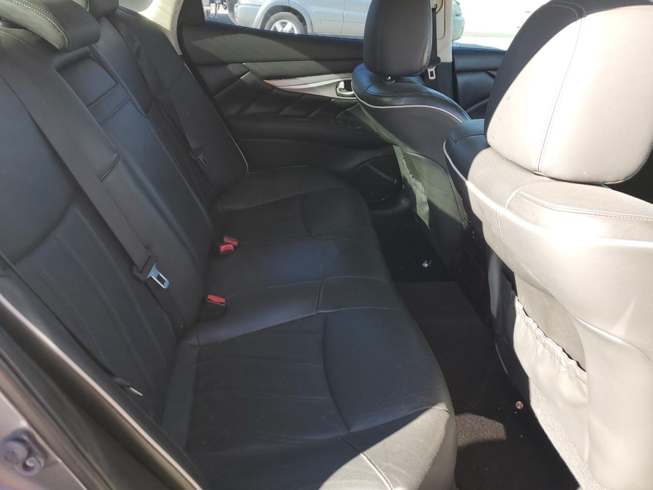 2016 Infiniti Q70 - Image 10
