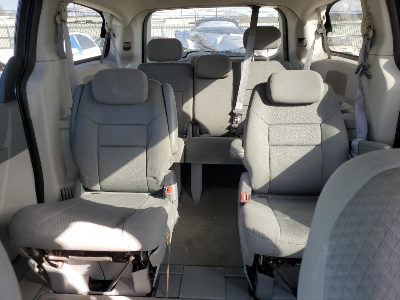 2010 Dodge Caravan - Image 10