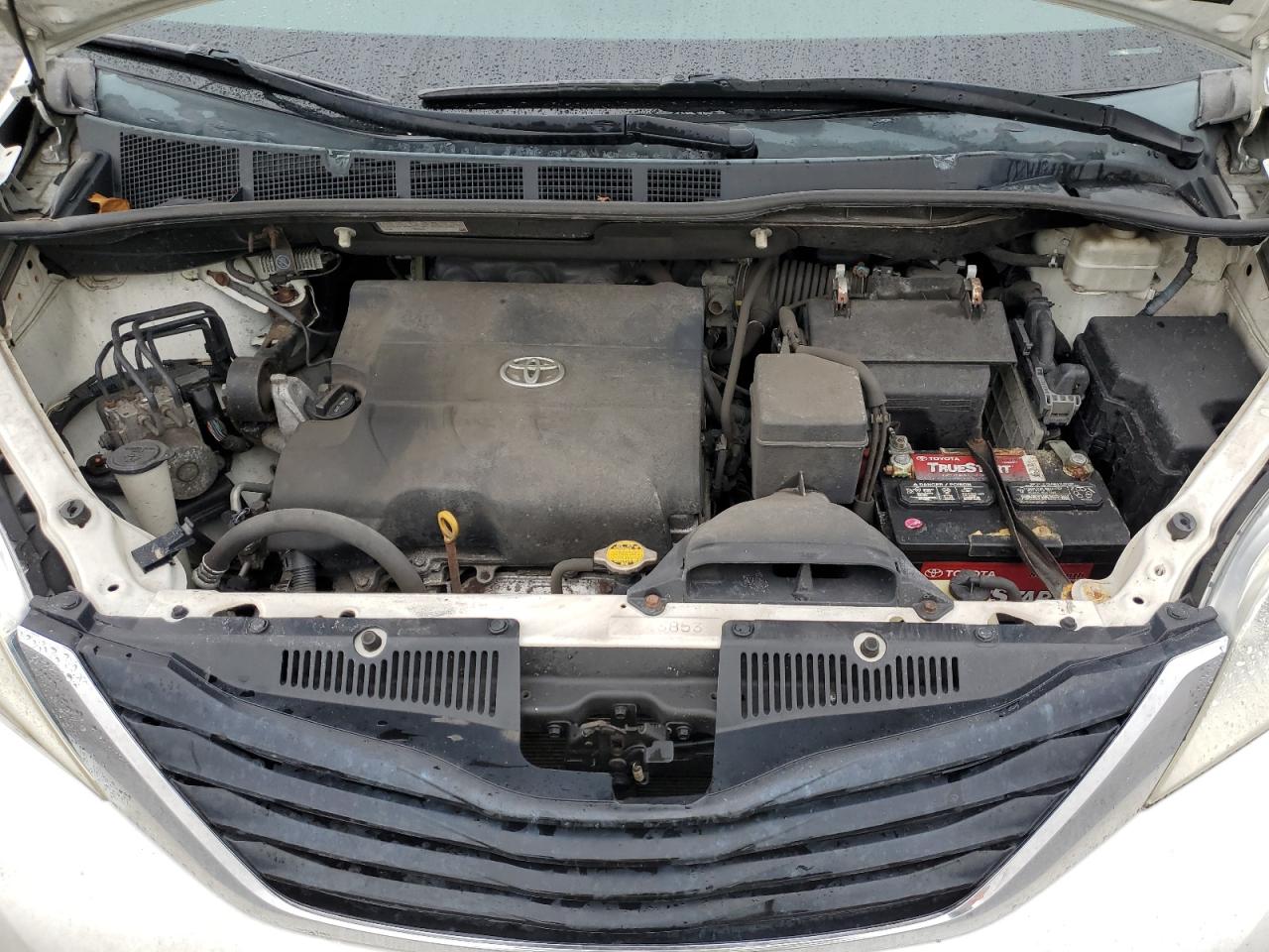 2012 Toyota Sienna - Image 14