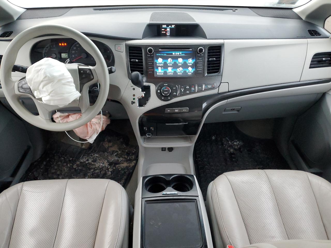 2014 Toyota Sienna - Image 8