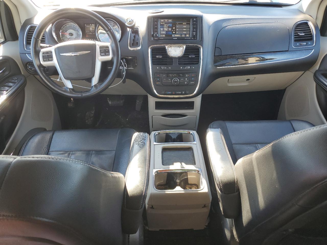 2016 Chrysler Town & Country - Image 8