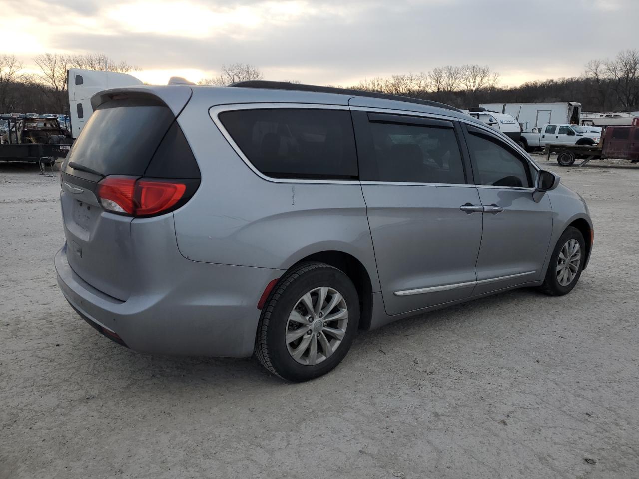 2017 Chrysler Pacifica - Image 3