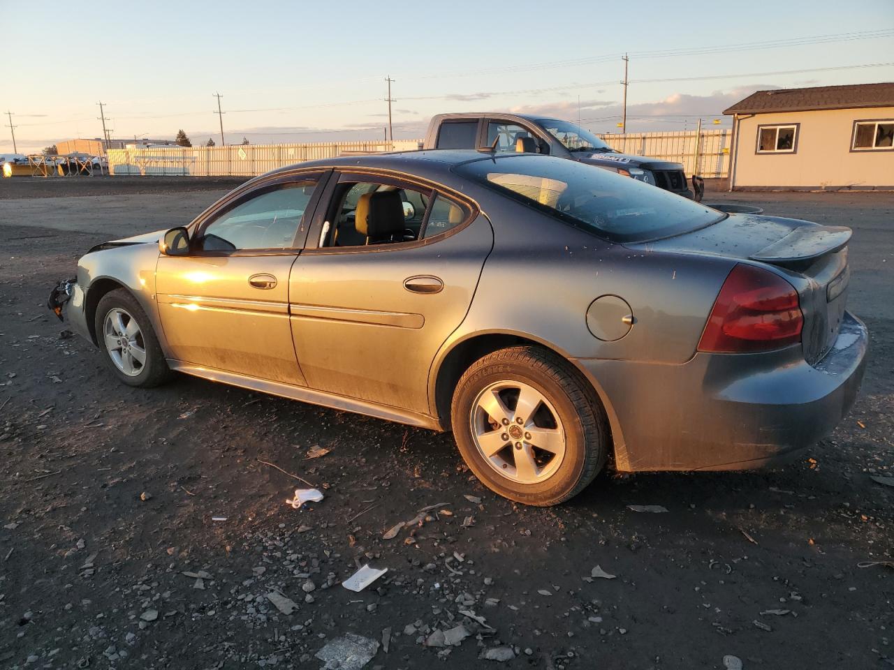 2006 Pontiac Grand Prix - Image 2