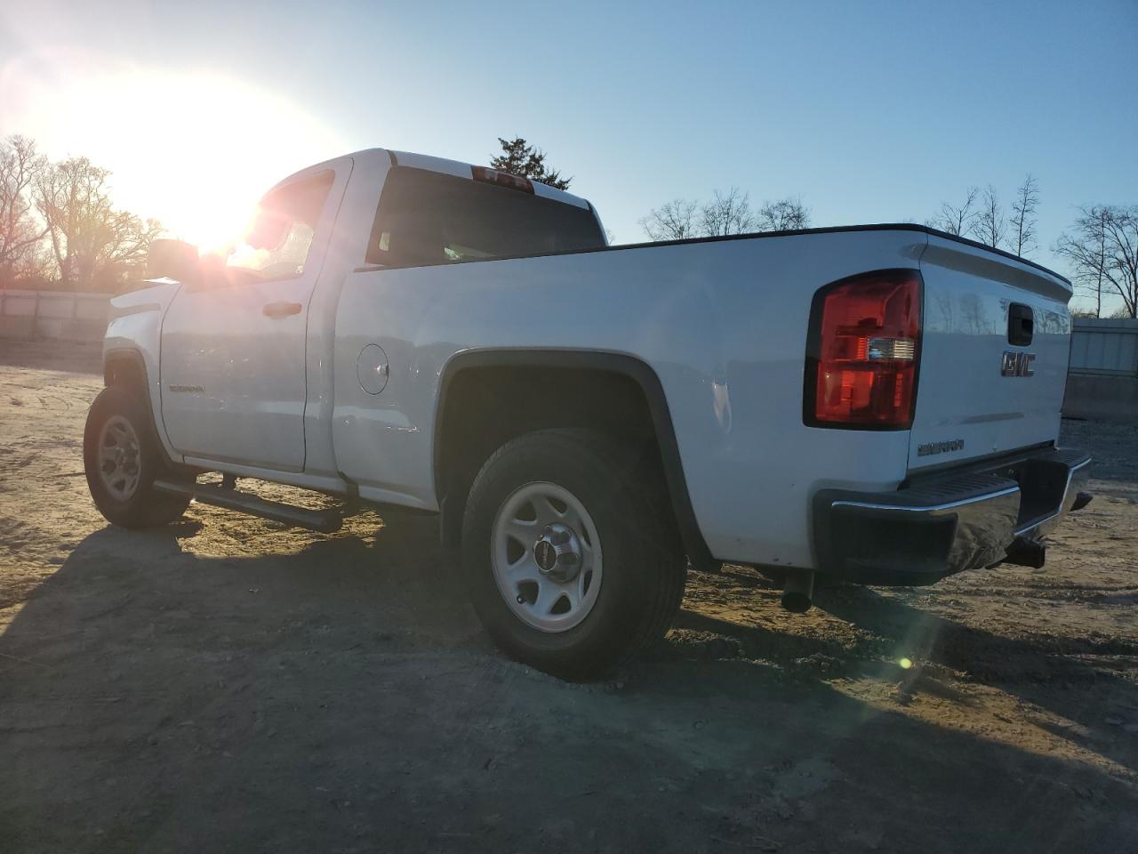 2016 GMC Sierra - Image 2