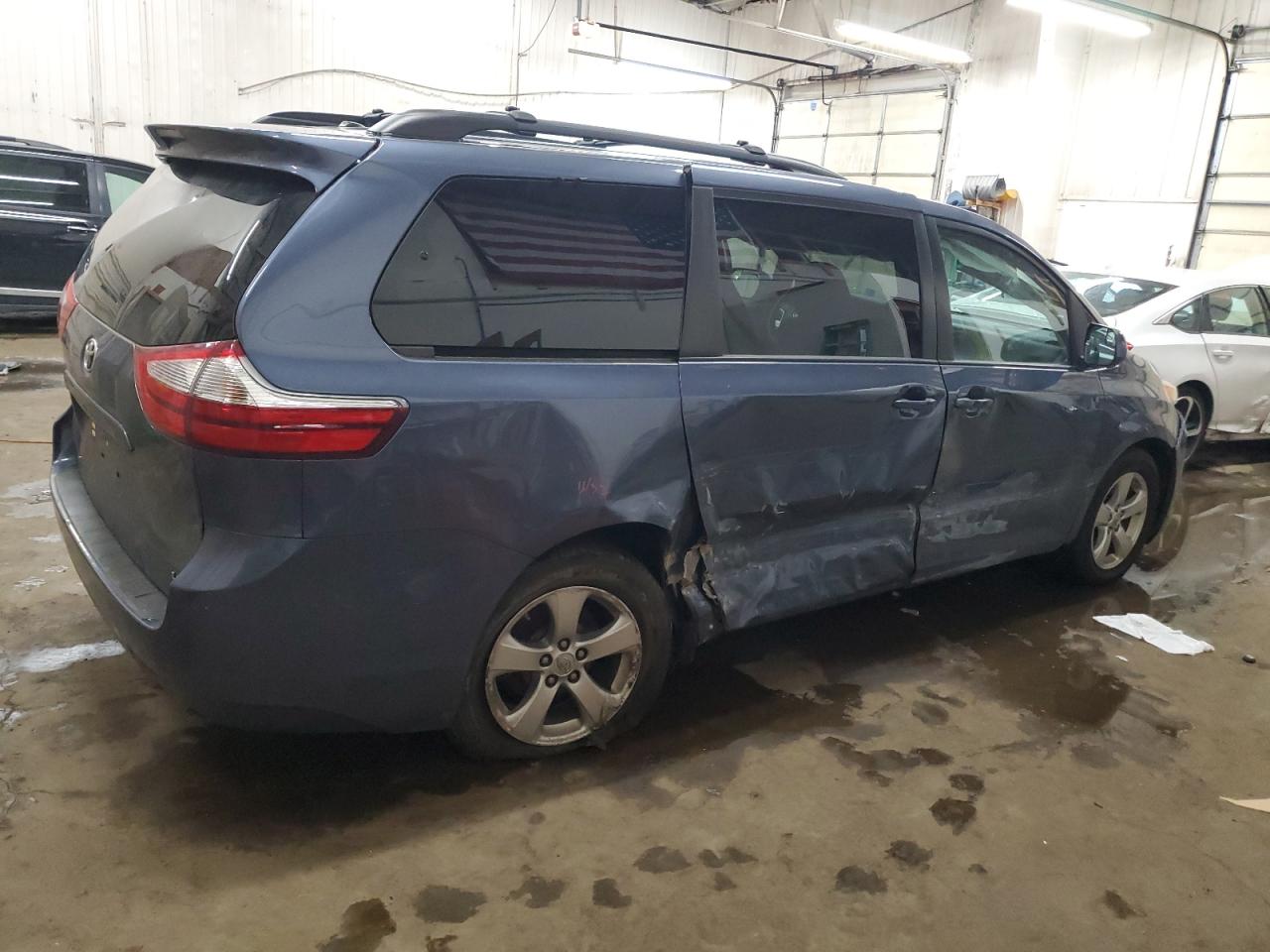 2016 Toyota Sienna - Image 3