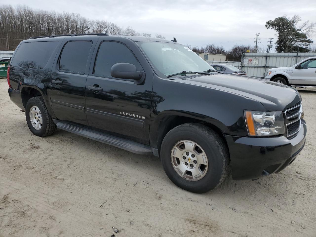 2010 Chevrolet Suburban - Image 4