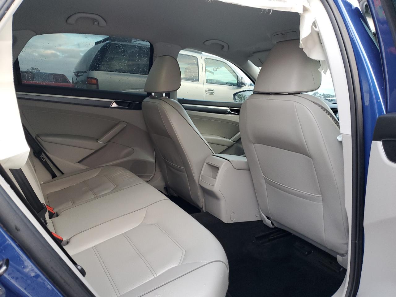 2017 Volkswagen Passat - Image 10