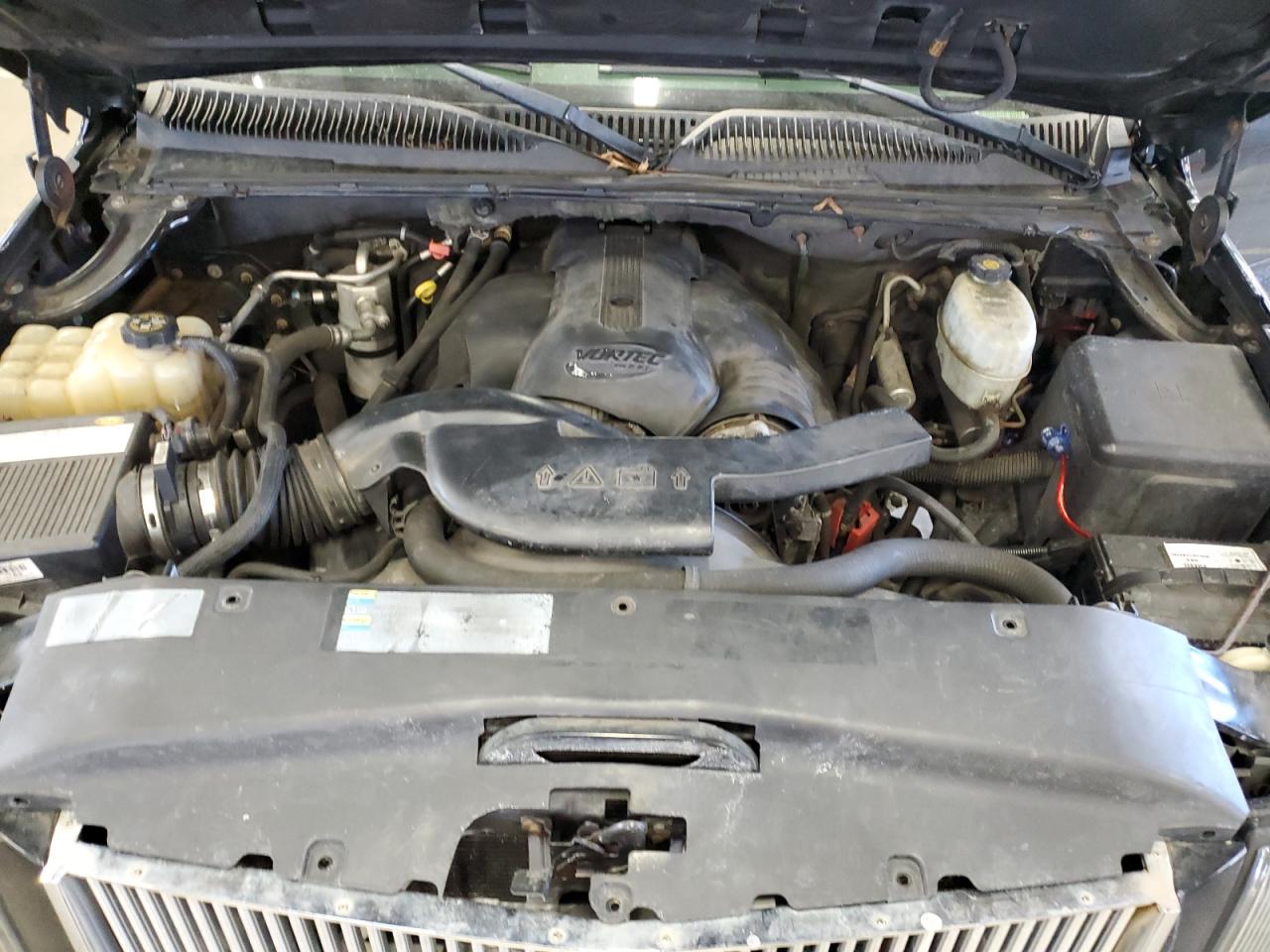 2004 Cadillac Escalade - Image 13