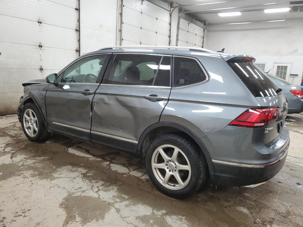 2018 Volkswagen Tiguan - Image 2