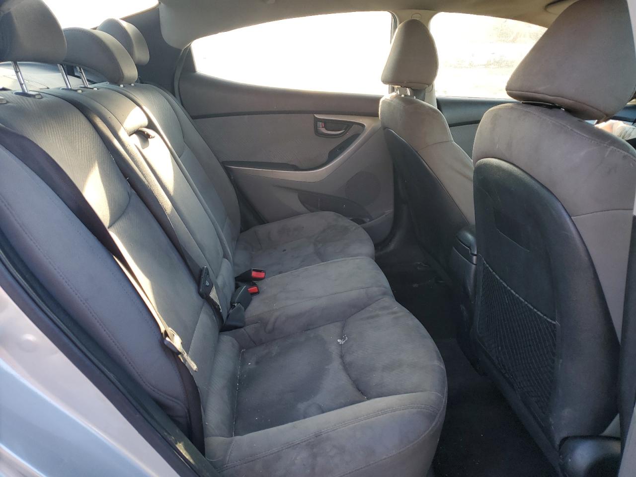 2011 Hyundai Elantra - Image 10