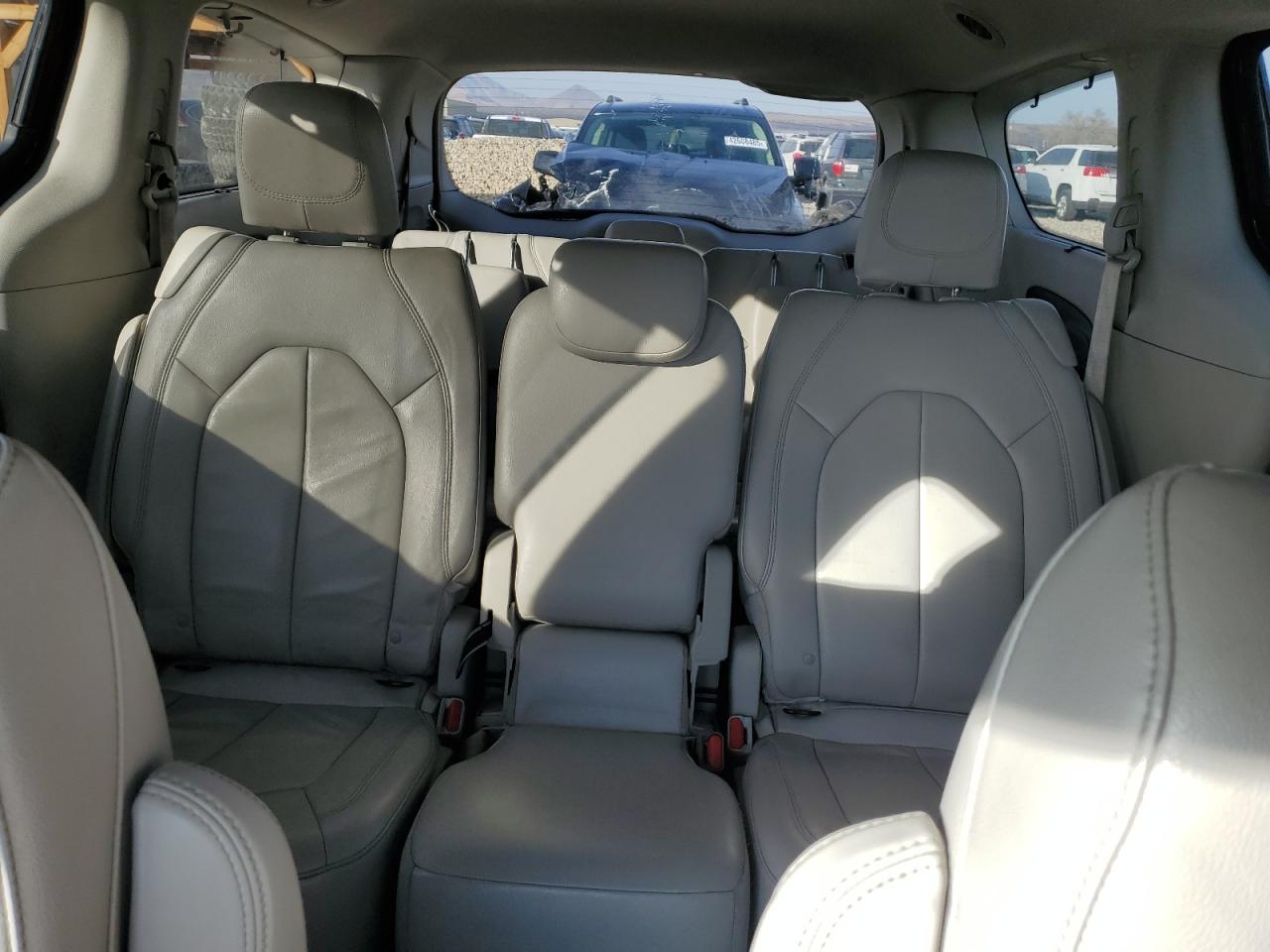 2017 Chrysler Pacifica - Image 10