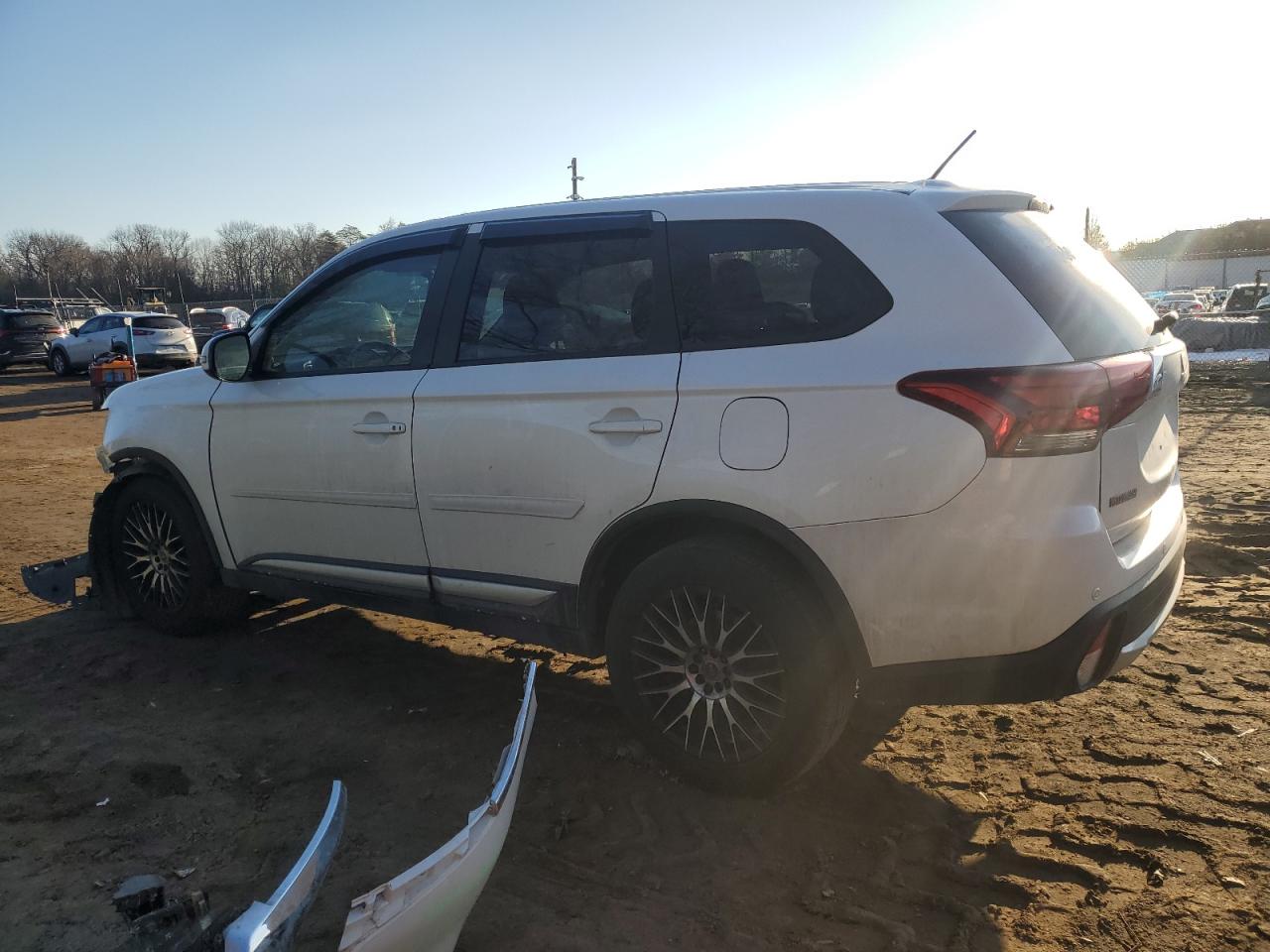 2016 Mitsubishi Outlander - Image 2