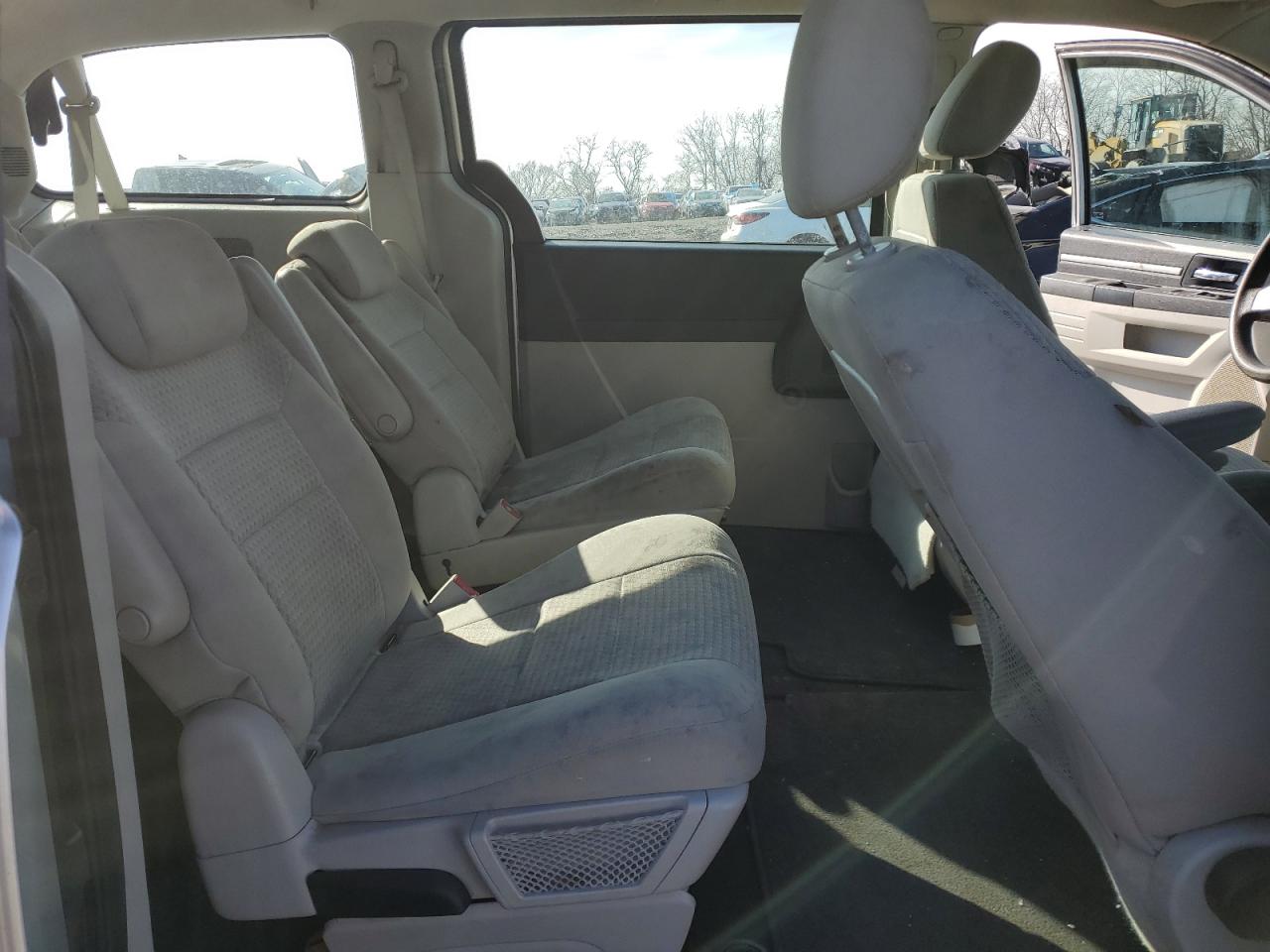2010 Dodge Caravan - Image 11