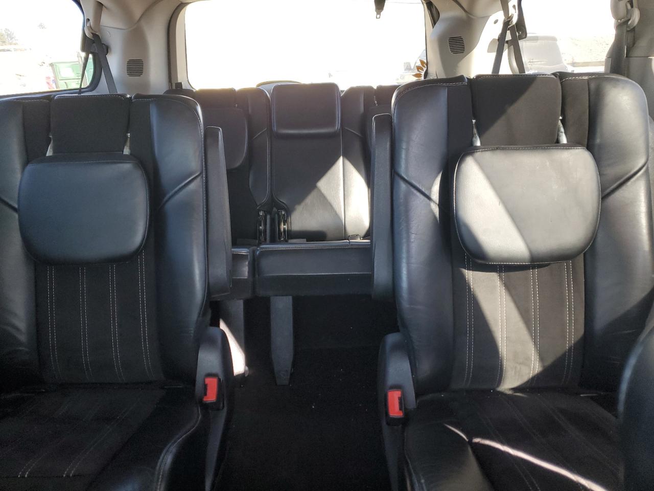 2014 Chrysler Town & Country - Image 10