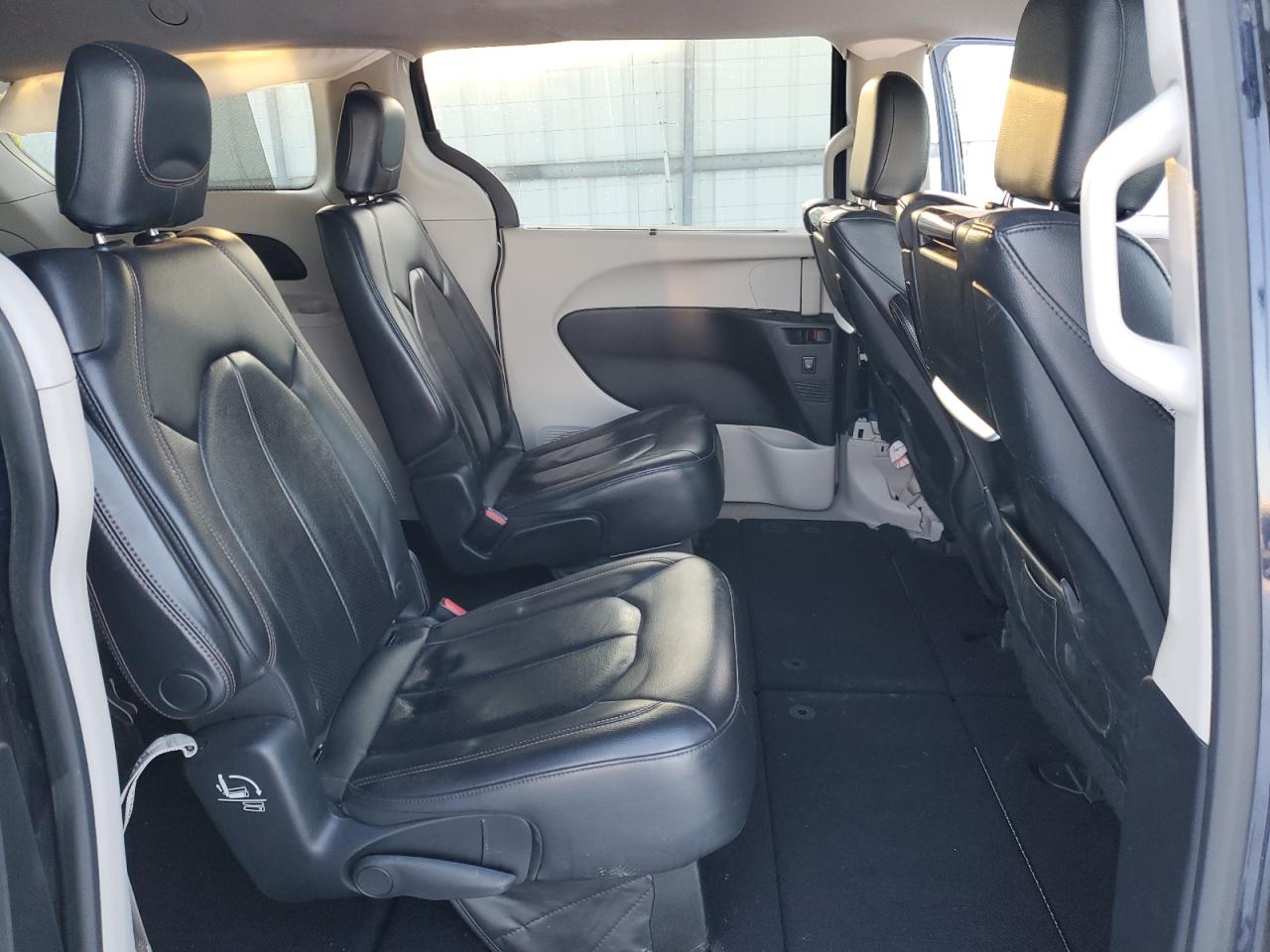 2017 Chrysler Pacifica - Image 11