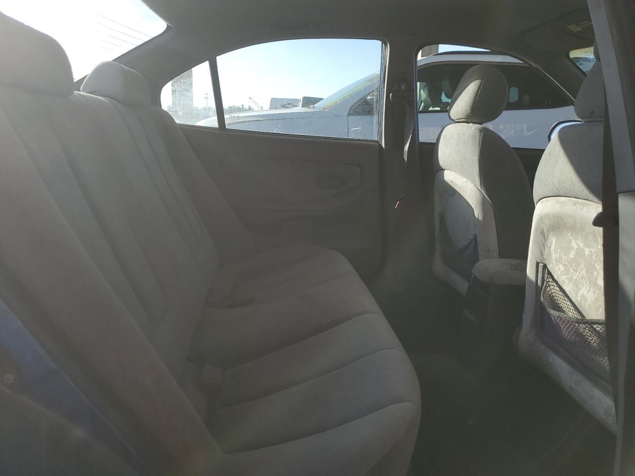 2004 Hyundai Elantra - Image 10