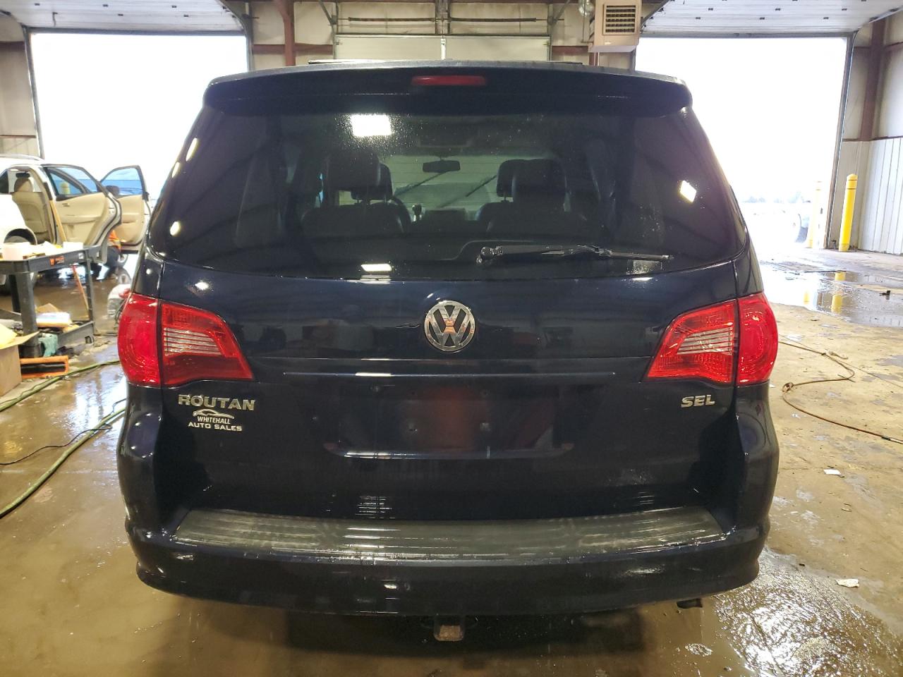 2011 Volkswagen Routan - Image 6