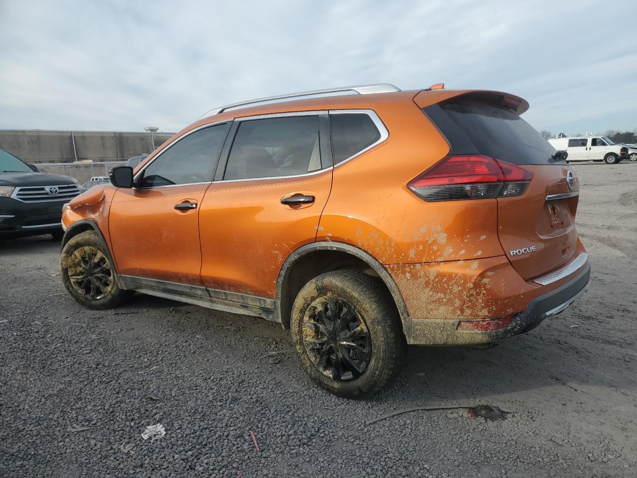 2017 Nissan Rogue - Image 2