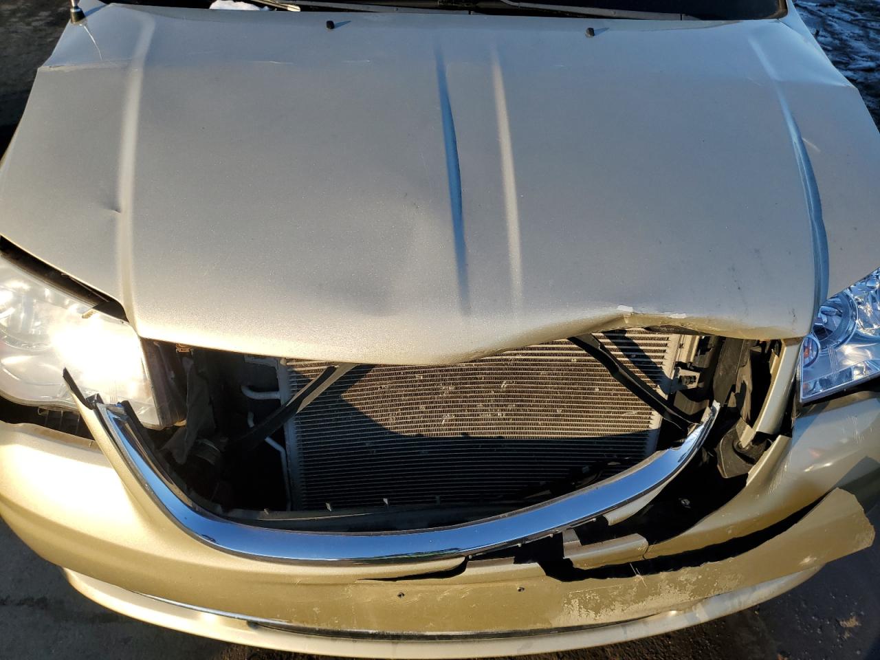 2011 Chrysler Town & Country - Image 11