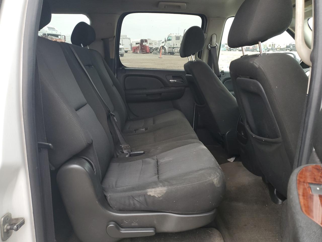 2010 Chevrolet Suburban - Image 11