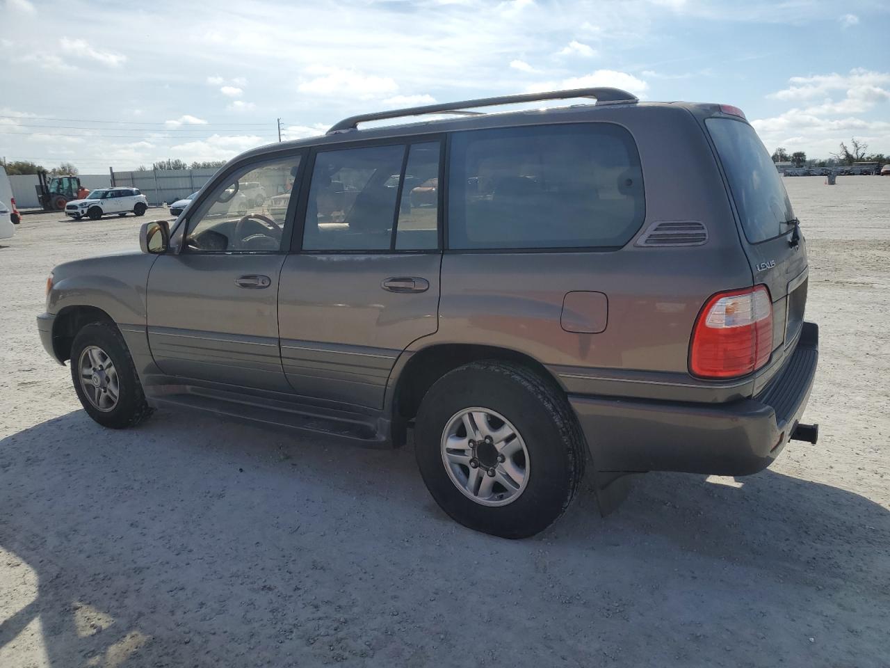 2000 Lexus LX - Image 2
